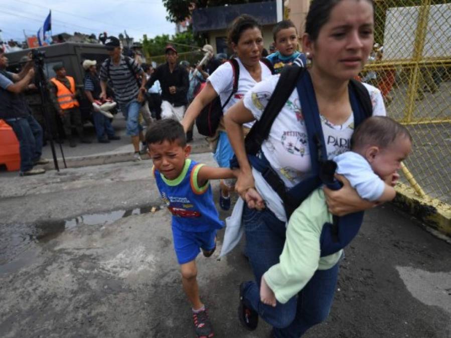 FOTOS: El rostro de dolor de los niños hondureños cuando la caravana migrante rompió los portones en la frontera con México