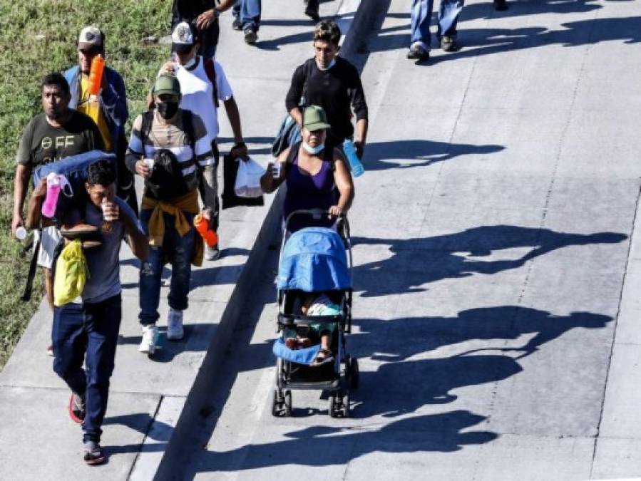 FOTOS: Caravana migrante de hondureños se diluye ante presión policial en Guatemala