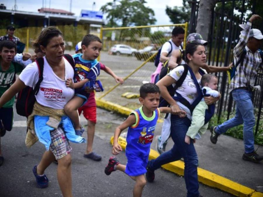 FOTOS: El rostro de dolor de los niños hondureños cuando la caravana migrante rompió los portones en la frontera con México