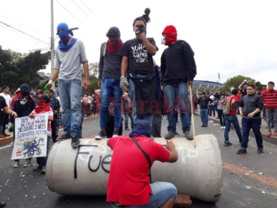 Así fue el desalojo de manifestantes de la Alianza de Oposición en el Barrio Morazán y puente La Isla