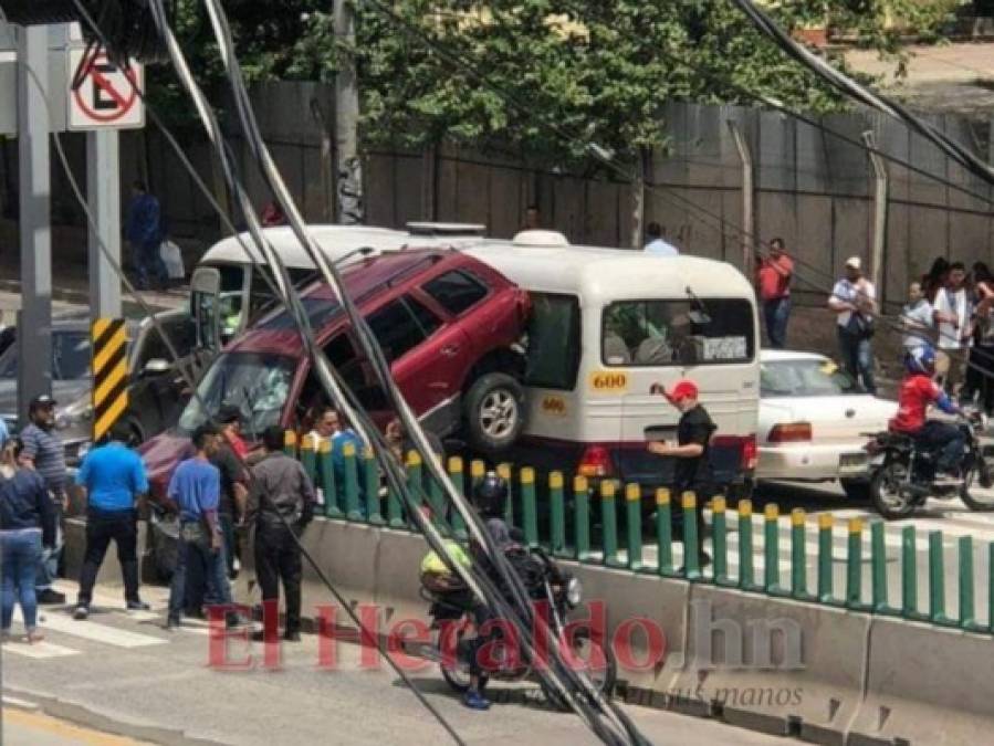 FOTOS: Aparatoso accidente en bulevar Centroamérica por irrespetarse paso de cebra