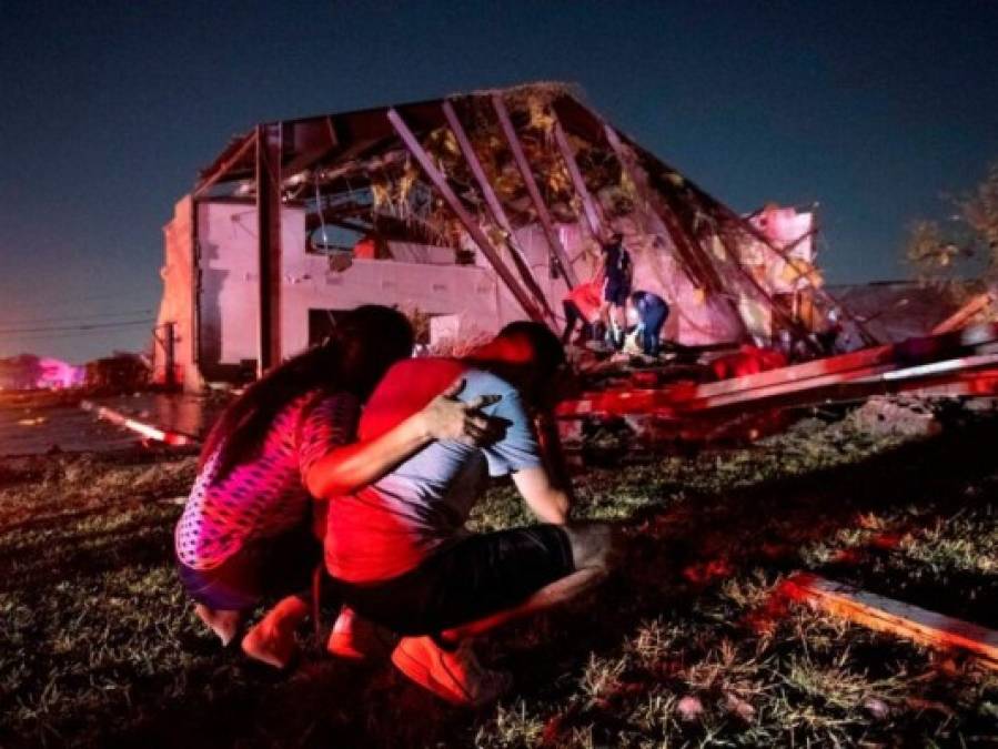 FOTOS: Pánico y destrucción genera potente tornado en Dallas, Texas