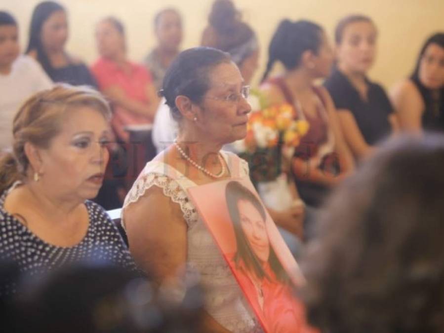Entierran restos de la periodista hondureña Indira Murillo en el Cementerio General de la capital