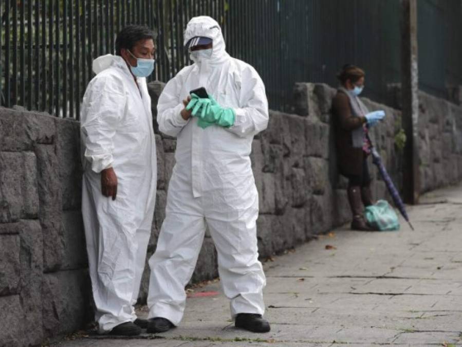 FOTOS: Golpeado por el coronavirus, Ecuador aún espera lo peor con un cuerpo médico debilitado