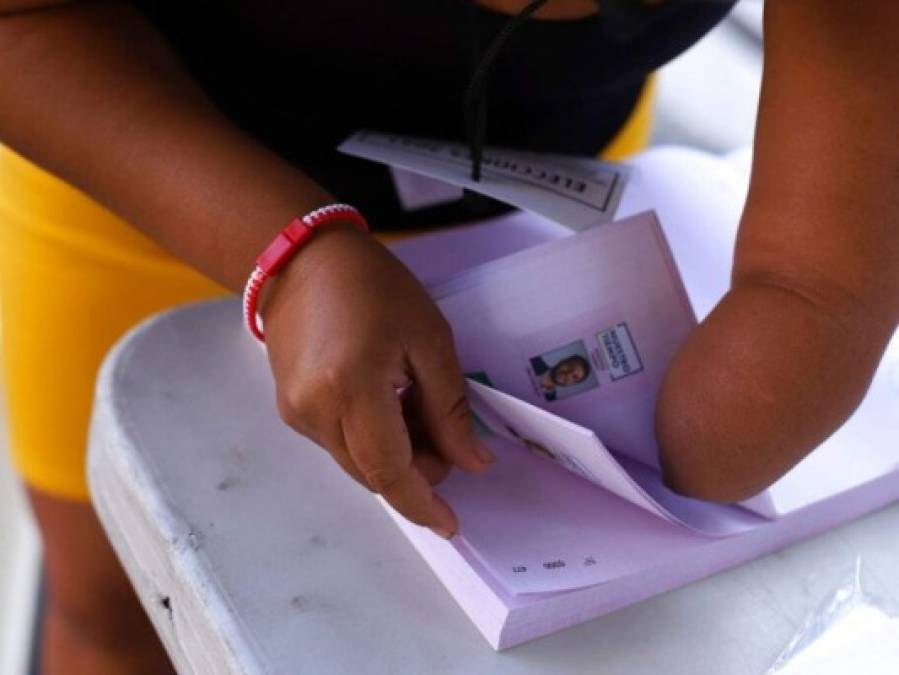Mascarillas, empujones e irregularidades: así transcurren las elecciones en El Salvador (FOTOS)