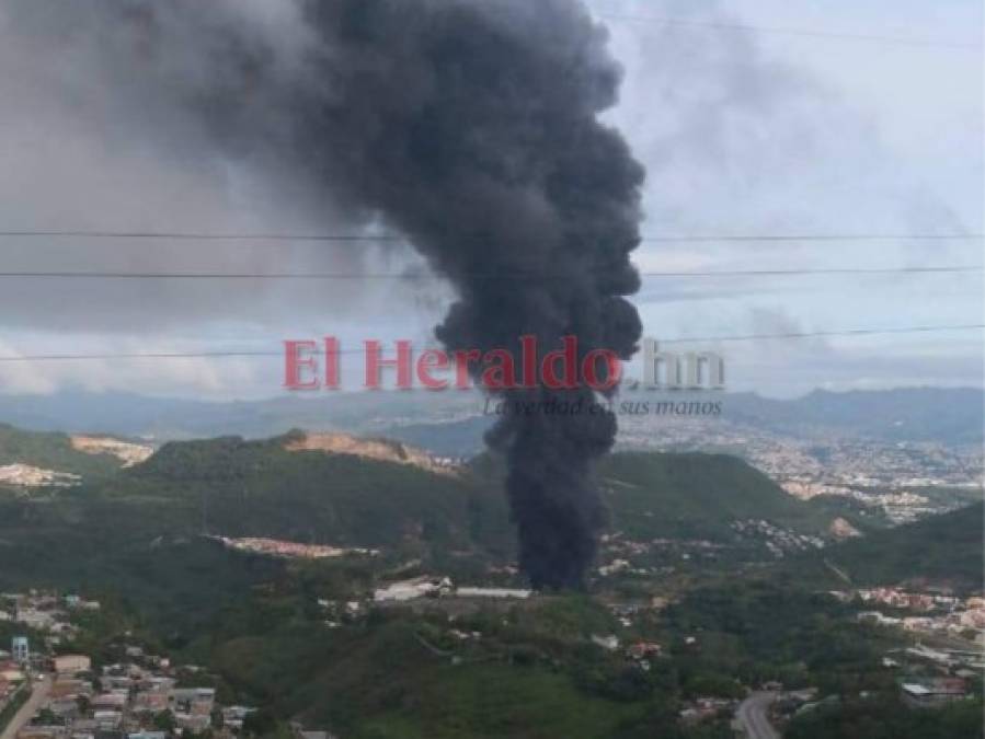 FOTOS: Así se ve pavoroso incendio tras fatal accidente de rastra en carretera al sur