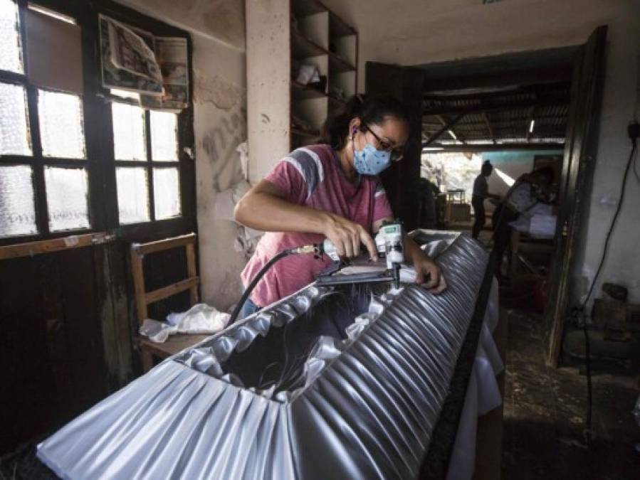 Fabricante de ataúdes en sureste de México ve mayor demanda ante pandemia