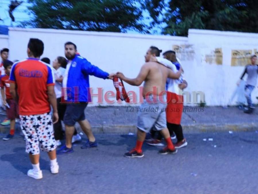 Caos, gritos desesperados y gases lacrimógenos: Los disturbios afuera del Estadio Nacional