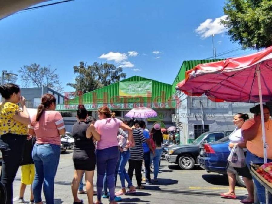 Capitalinos abarrotan mercados para abastecerse en plena cuarentena por Covid-19