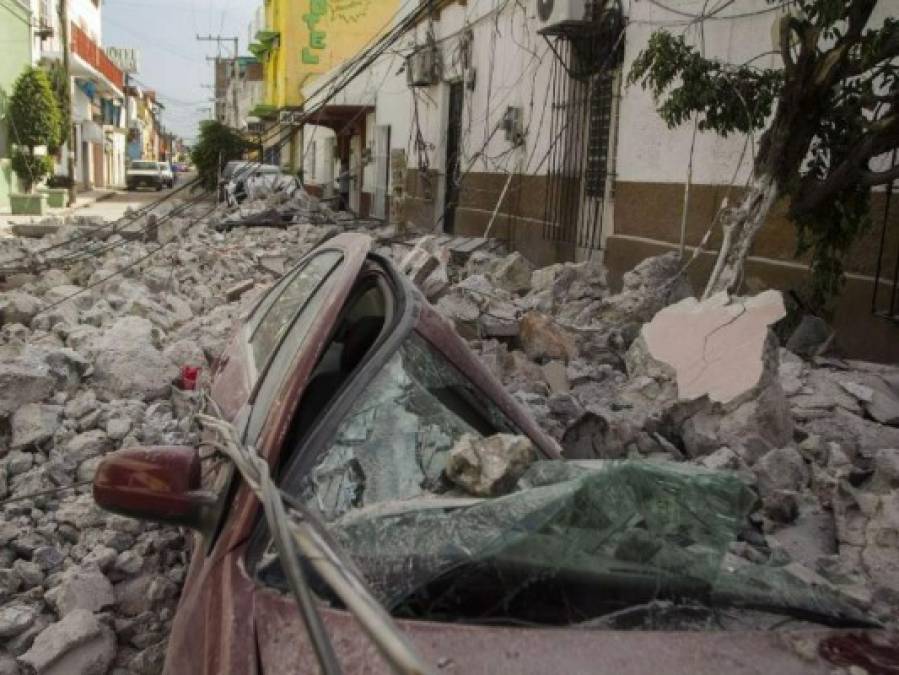 FOTOS: Escombros y dramáticos rescates tras sismo de 7.1 en México
