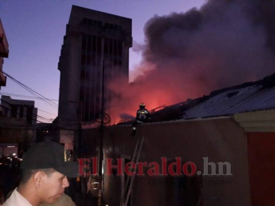 Llamas, daños y desesperación: Las imágenes del voraz incendio que consumió negocios en el centro de la capital