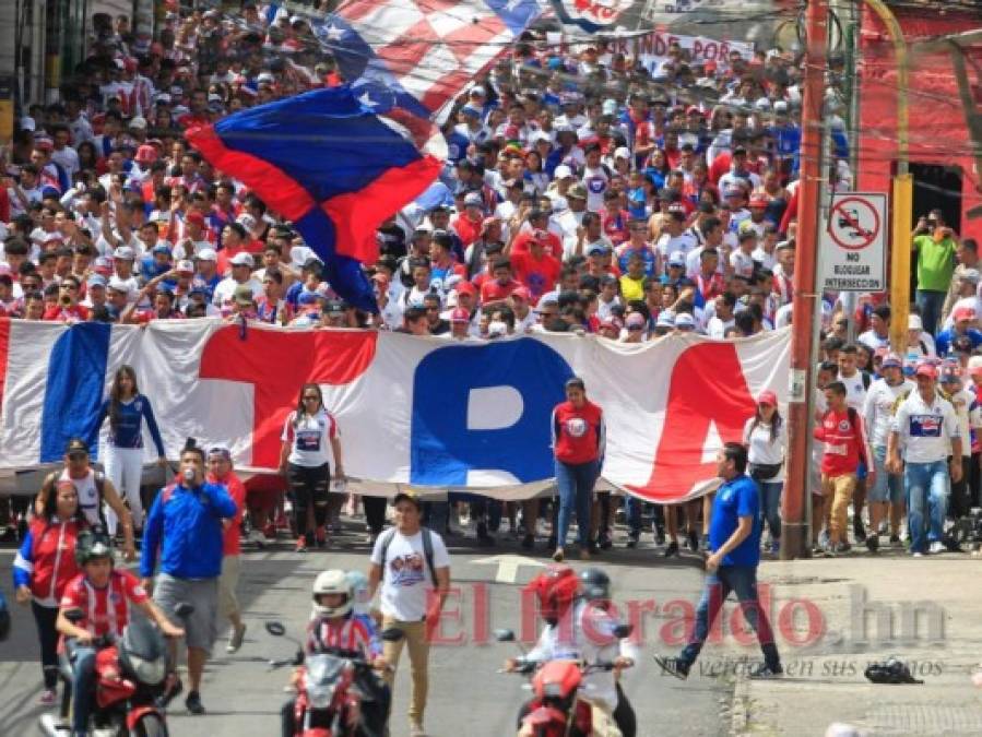 Espectacular llegada de la Ultra Fiel al Estadio Nacional