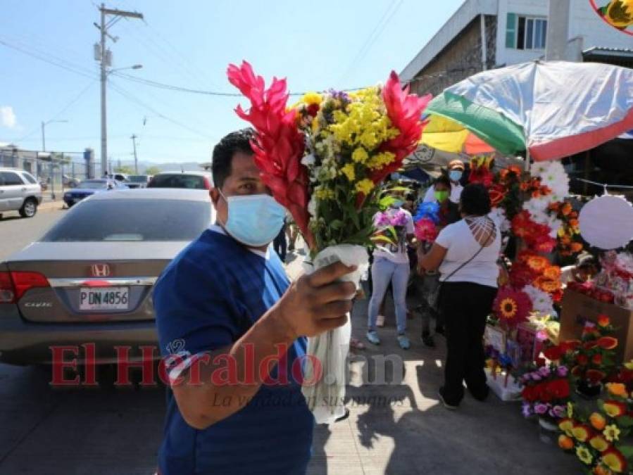 Flores, dulces y pastel: así festejan los capitalinos el Día de las Madres