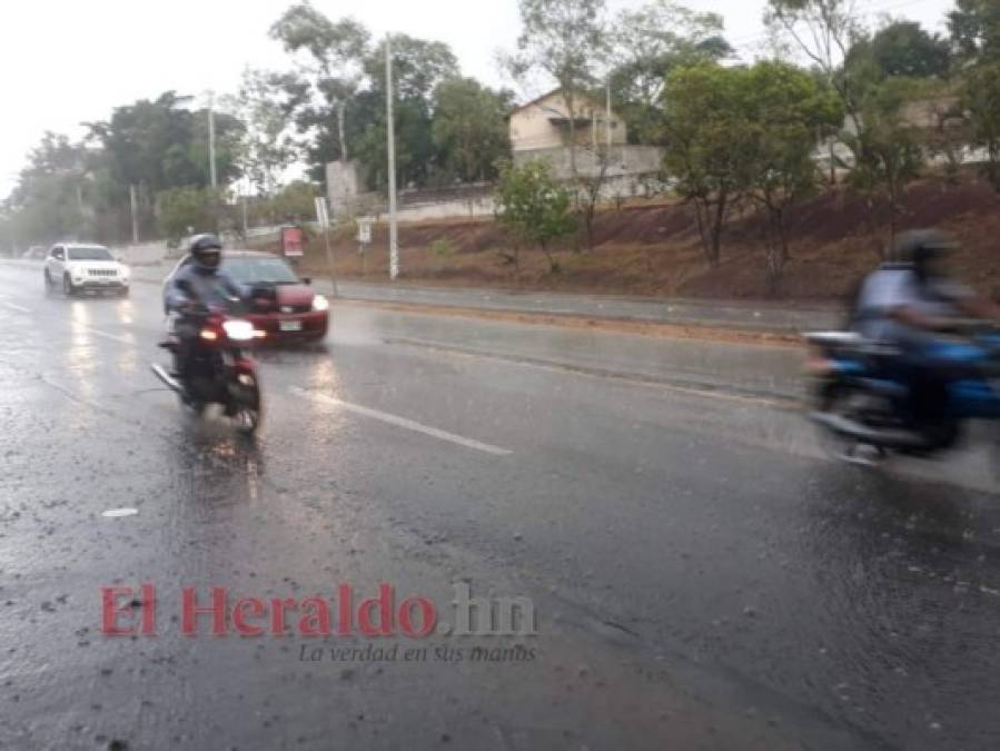 FOTOS: Fuertes lluvias alegran a capitalinos ante prologanda sequía