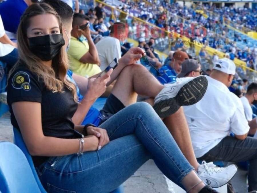 Bellezas hondureñas y salvadoreñas engalanan el estadio Cuscatlán (Fotos)