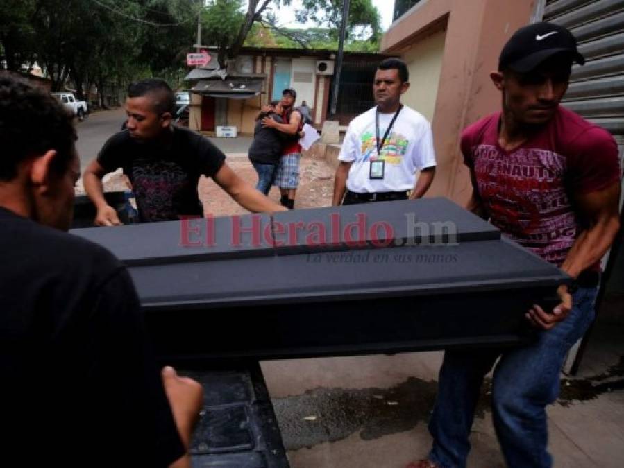 FOTOS: Entre dolor y llanto retiran cadáver de niño de 13 años; un compañero de clases lo mató de un disparo