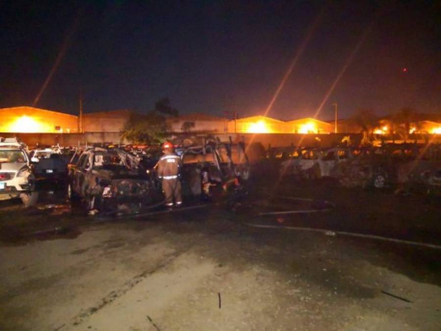 FOTOS: Así quedaron vehículos de empresa contratada por EEH tras voraz incendio