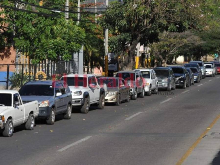 FOTOS: Enormes filas en gasolineras para abastecerse de combustible