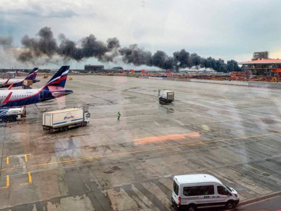 Llamas y pánico: Imágenes del pavoroso incendio en avión que dejó al menos 41 muertos en Rusia