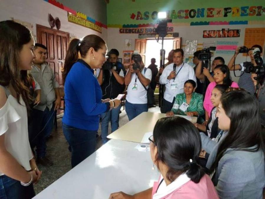 Foto: Así llegó a votar la primera dama Ana García de Hernández