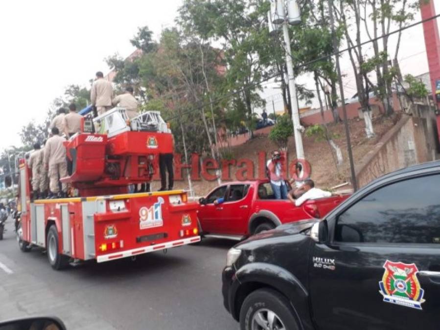 Masiva caravana acompaña los restos de Josué Vargas, bombero fallecido en La Montañita