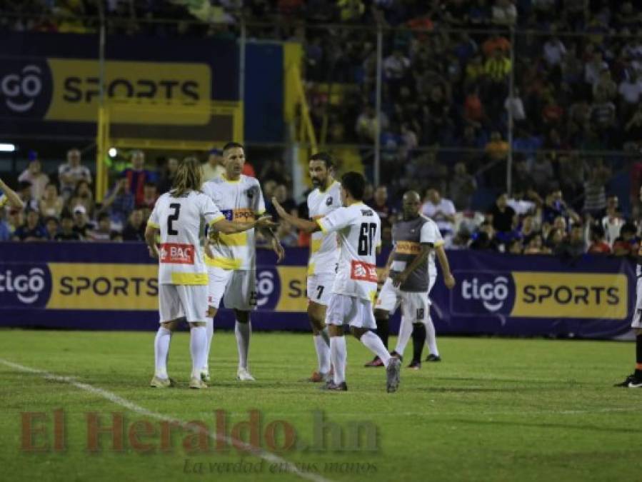 Las fotos del Duelo de Leyendas en el que Cambiasso, Materazzi, Hierro, Julio César y compañía brillaron en San Pedro Sula