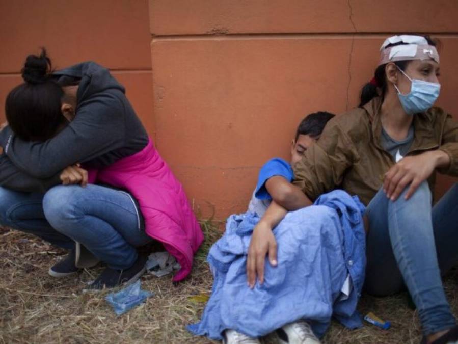 Cansados, sitiados y con hambre, la desesperación en el rostro de migrantes que piden les dejen continuar travesía (FOTOS)