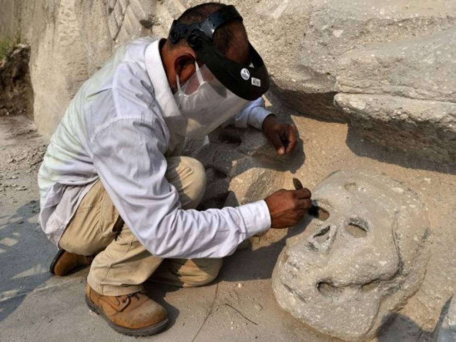 Alejandro Espinoza, el hondureño que hace frente al encierro por Covid-19 esculpiendo figuras mayas en bulevares