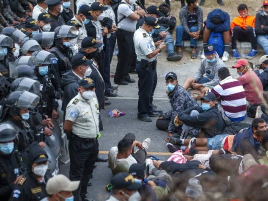 Cansados, sitiados y con hambre, la desesperación en el rostro de migrantes que piden les dejen continuar travesía (FOTOS)