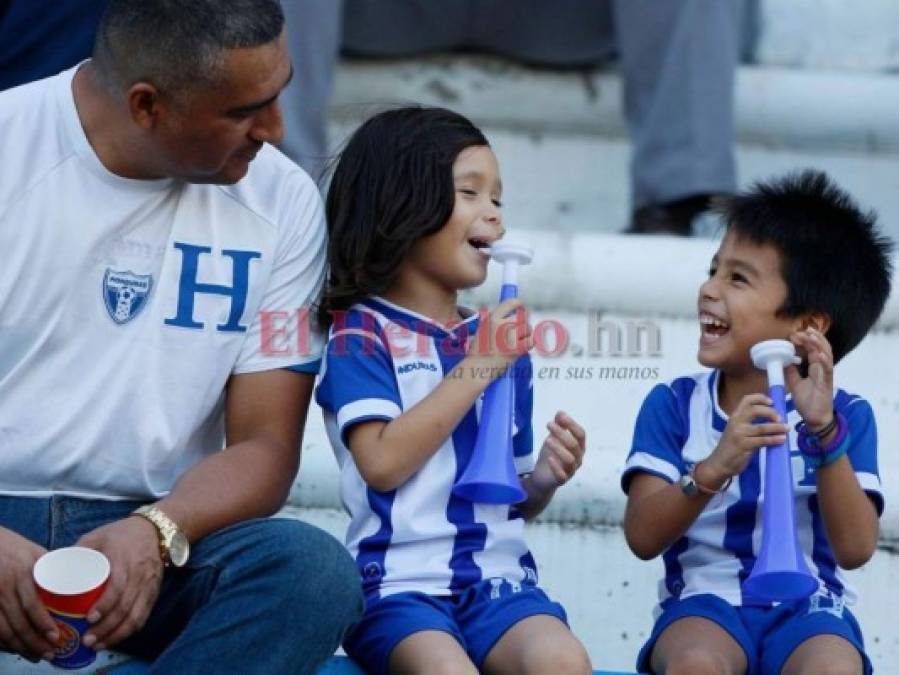 FOTOS: Sonrisas de los niños y banderas de la H predominan en el ambiente del Honduras vs Chile