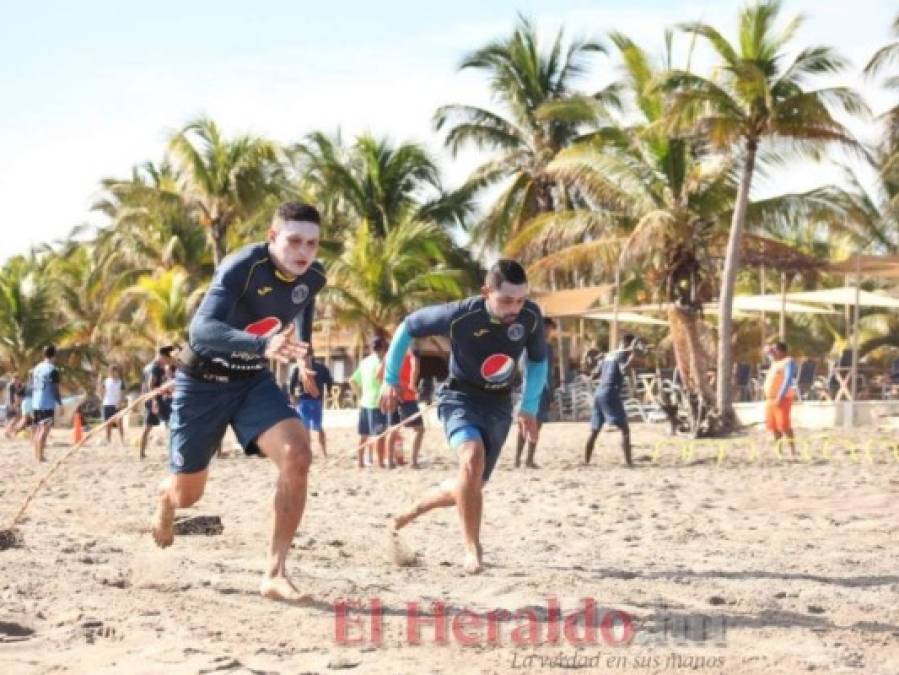 FOTOS: Así se preparan los jugadores de Motagua durante la pretemporada en las playas de Tela