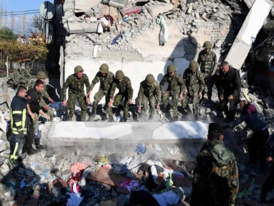 FOTOS: Desesperación y desconsuelo tras terremoto que dejó 16 muertos en Albania