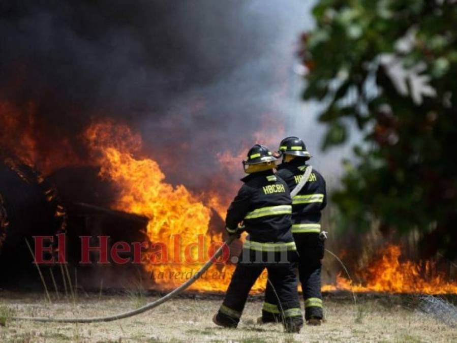 Las imágenes que dejó voraz incendio en planta de la ENEE