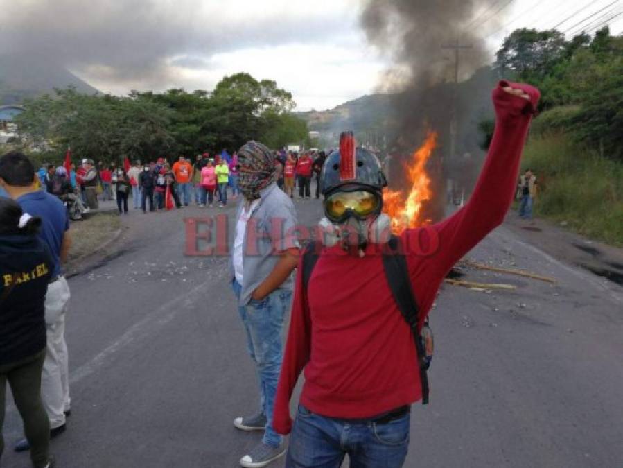 Enormes piedras obstaculizaron calles de la capital durante tomas de la Alianza de Oposición