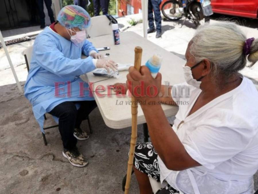 Centros de triaje vacíos e intensas labores de brigadas médicas en la capital (FOTOS)