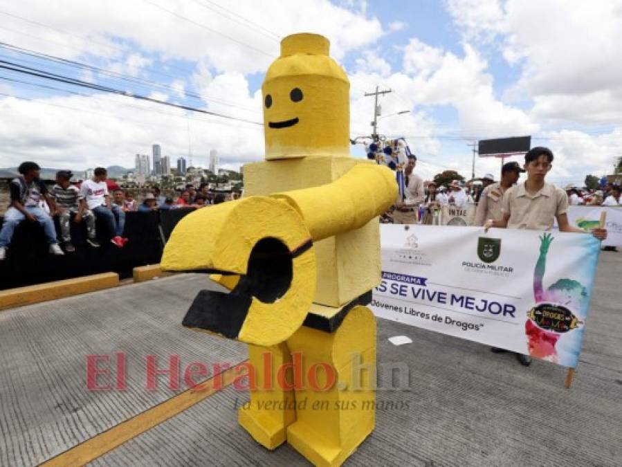 No se vio en desfiles: 'La casa de papel', lego gigante y exóticos trajes