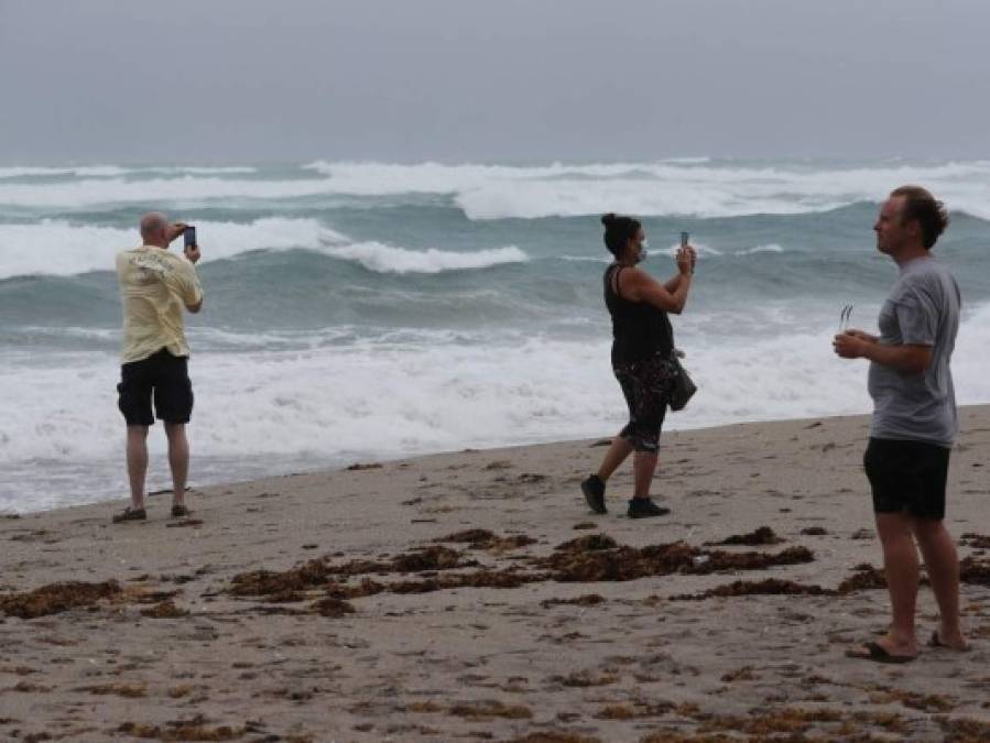 En imágenes: Florida se prepara para afrontar tormenta Isaías