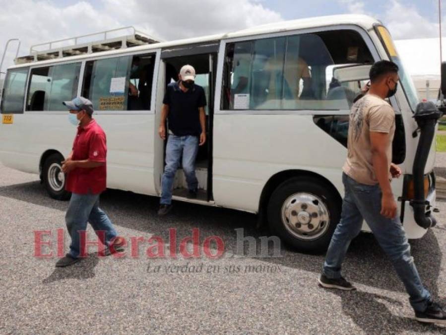 Con sticker: 'Yo me vacuné' y carnet en mano: Así se desarrolla la jornada de vacunación a transportistas en la capital (FOTOS)