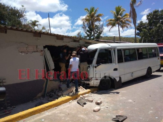 Las imágenes del aparatoso accidente en Cantarranas que dejó un muerto y 9 heridos