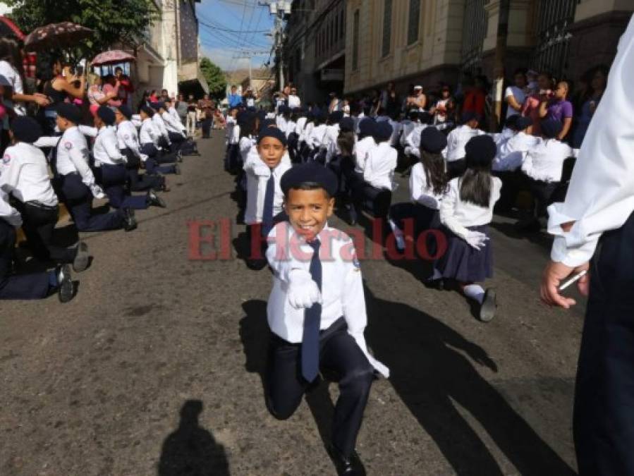 Escolares hondureños rinden homenaje a la Patria llenó de color y sonrisas  