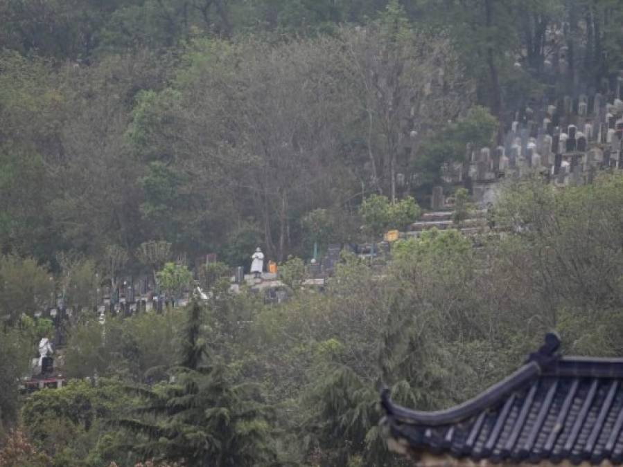 Tras cuarentena por covid-19, muchos en Wuhan entierran a sus muertos