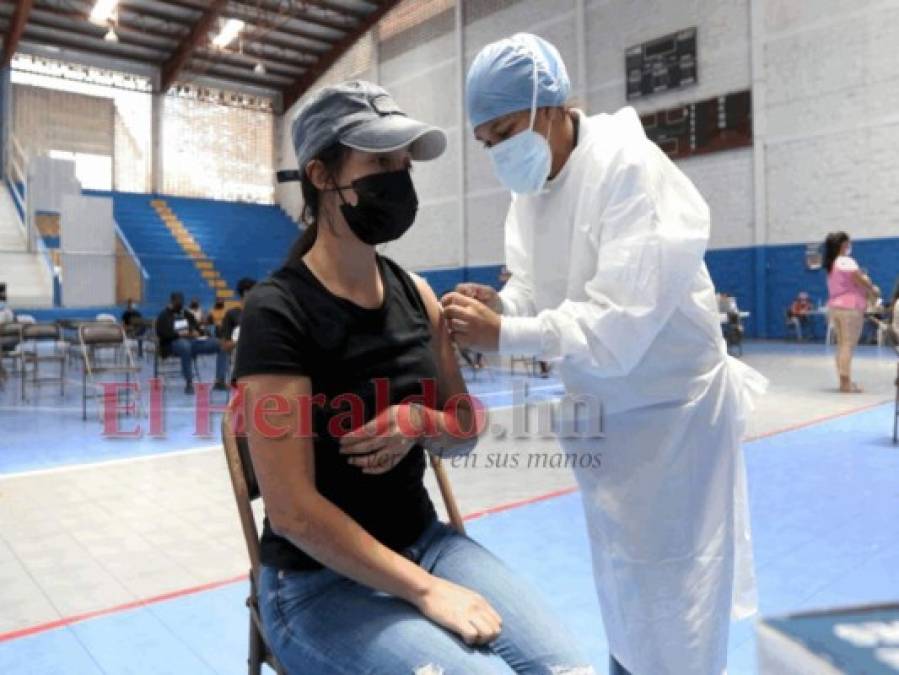 Jóvenes de 18 años abarrotaron los centros de vacunación para obtener dosis anticovid