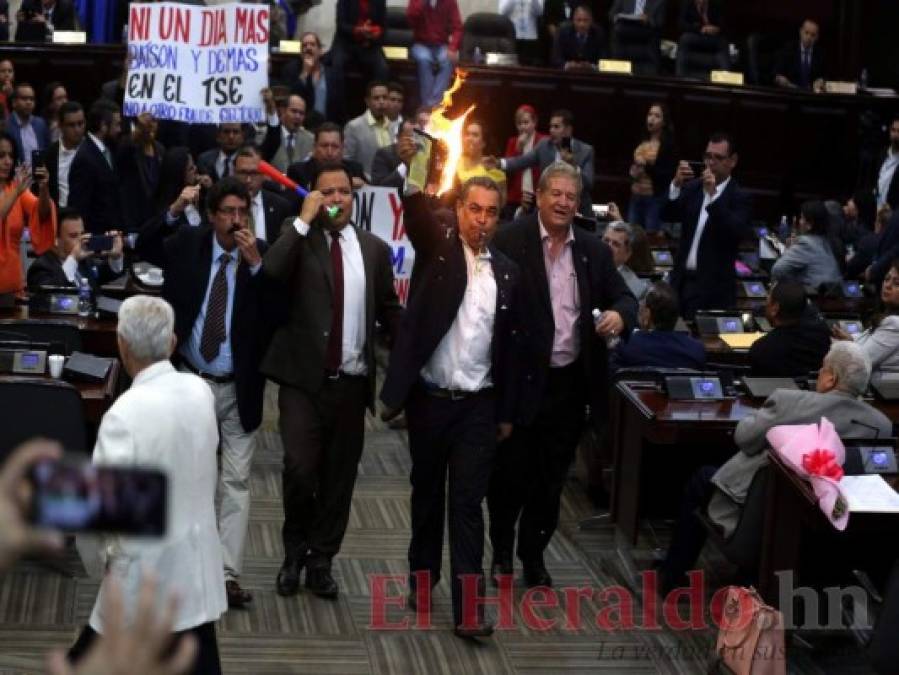 Golpes, quema de la Constitución y botellazos: Así fue el zafarrancho en el Congreso Nacional