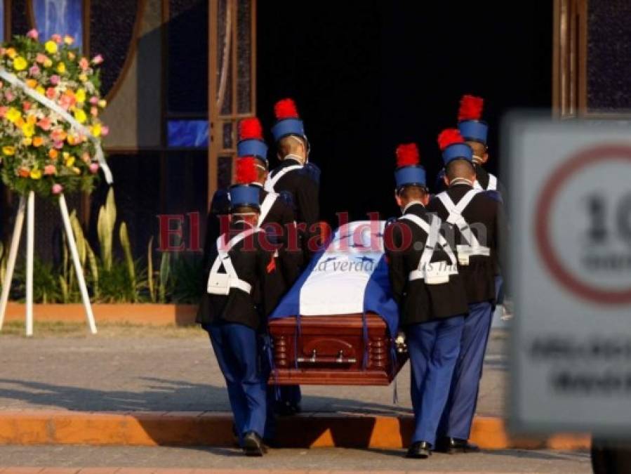 FOTOS: Con máximos honores recibieron restos del expresidente Callejas