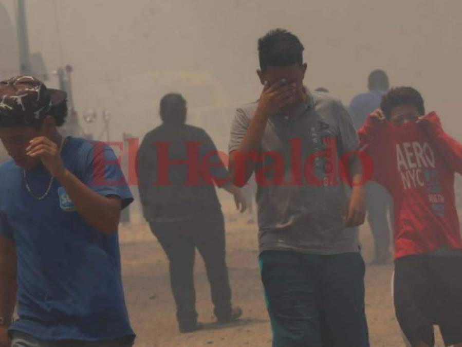 Las imágenes del voraz incendio en El Carrizal que amenaza con quemar los vehículos de un yonker