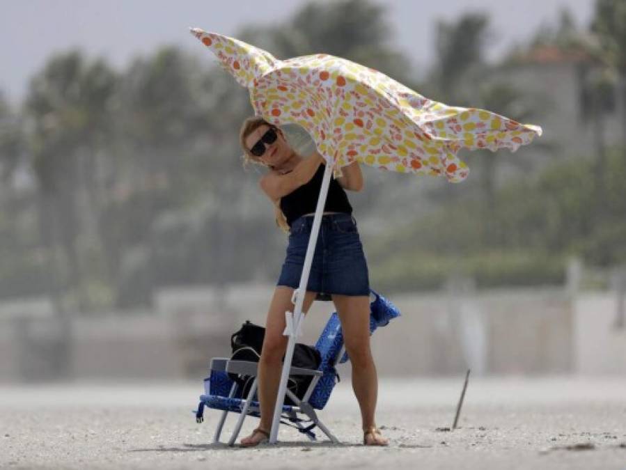 En imágenes: Florida se prepara para afrontar tormenta Isaías