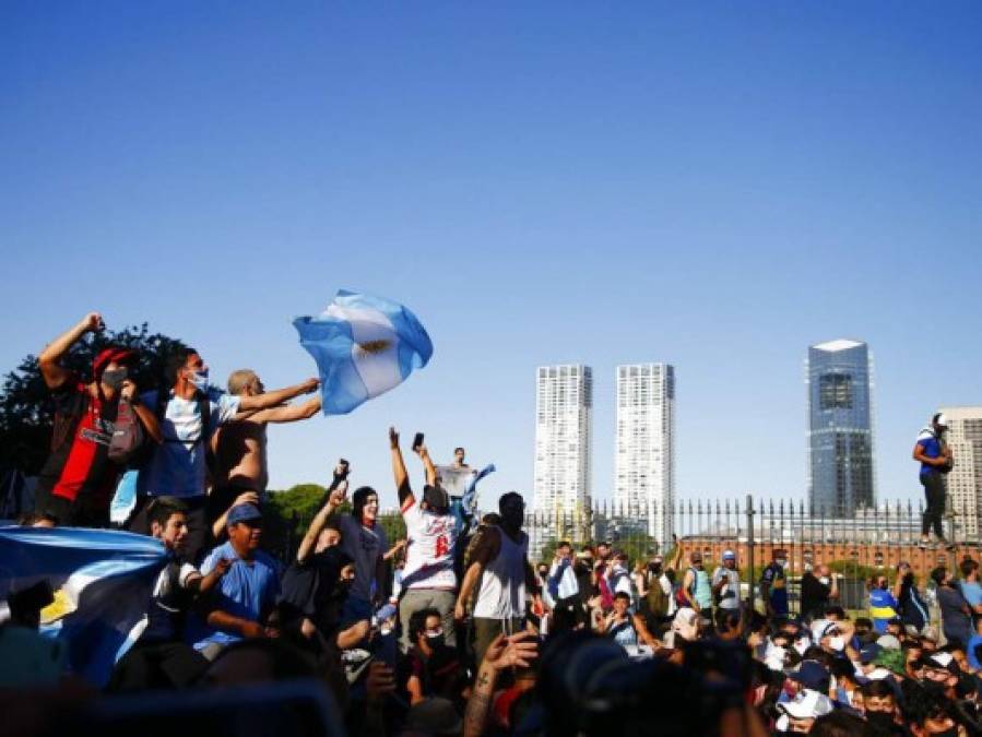 Entre gritos, aplausos y llanto, así fue la salida del féretro de Maradona hacia el cementerio