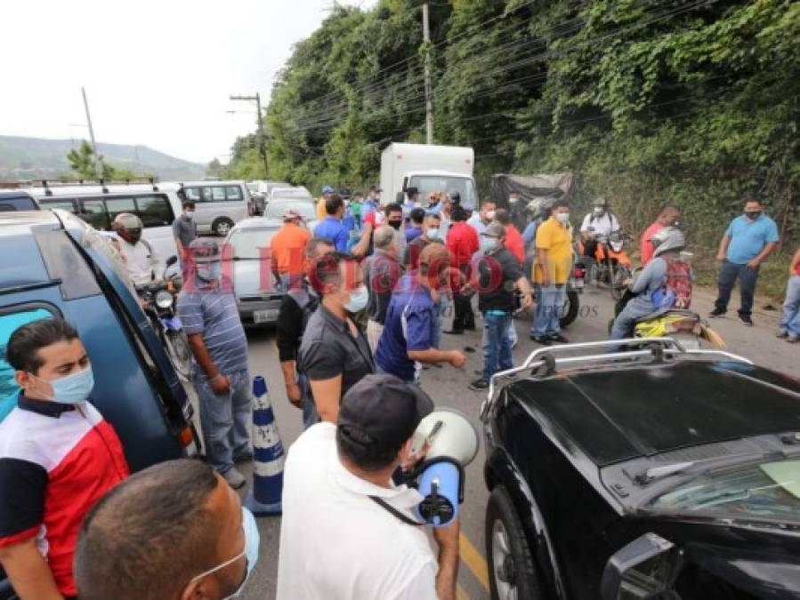 Breve toma de buses 'brujos' provocó caos en la salida al sur de la capital (FOTOS)