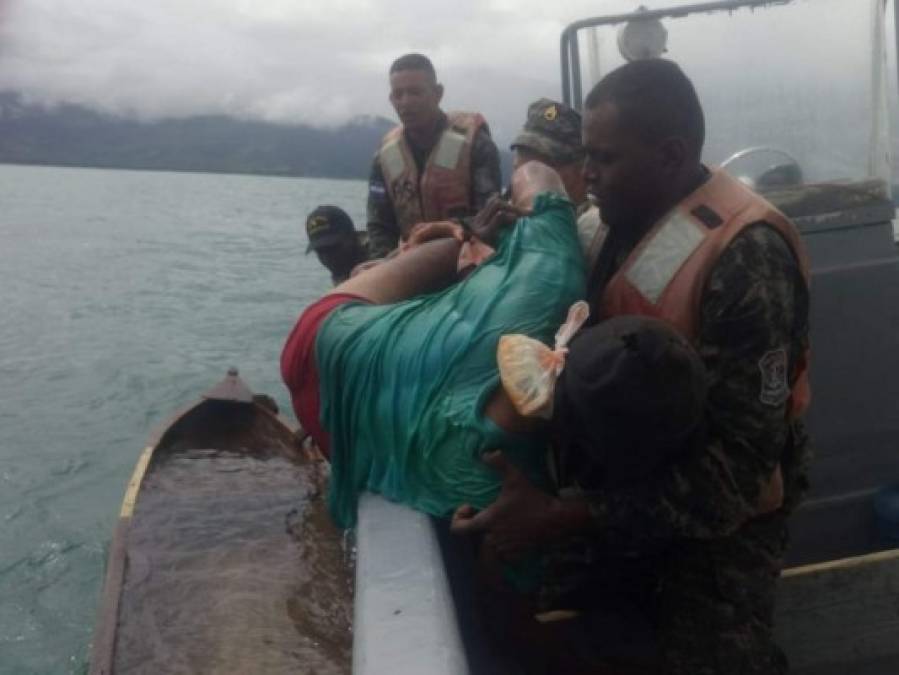 Así fue el rescate de dos hondureños que naufragaron en zona insular de Honduras