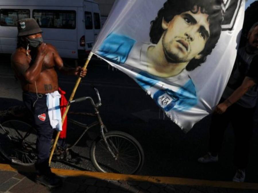 Argentinos marchan en búsqueda de respuestas sobre la muerte de Diego Maradona